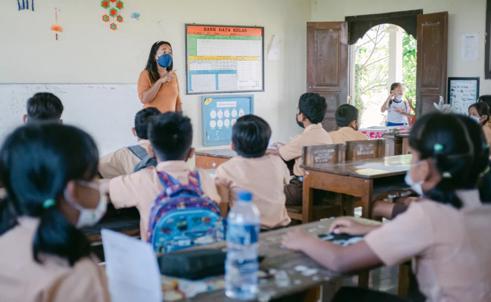 Phòng học trang bị bảng và máy chiếu
